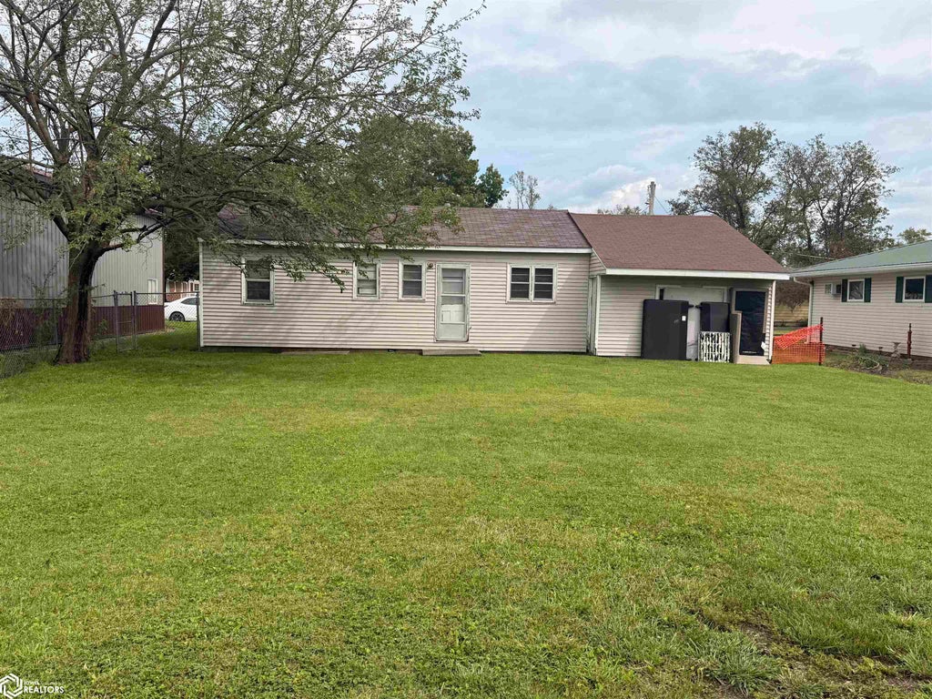 Photo of 504 E Adams Street, New London, IA 52645 (MLS # 6341843)