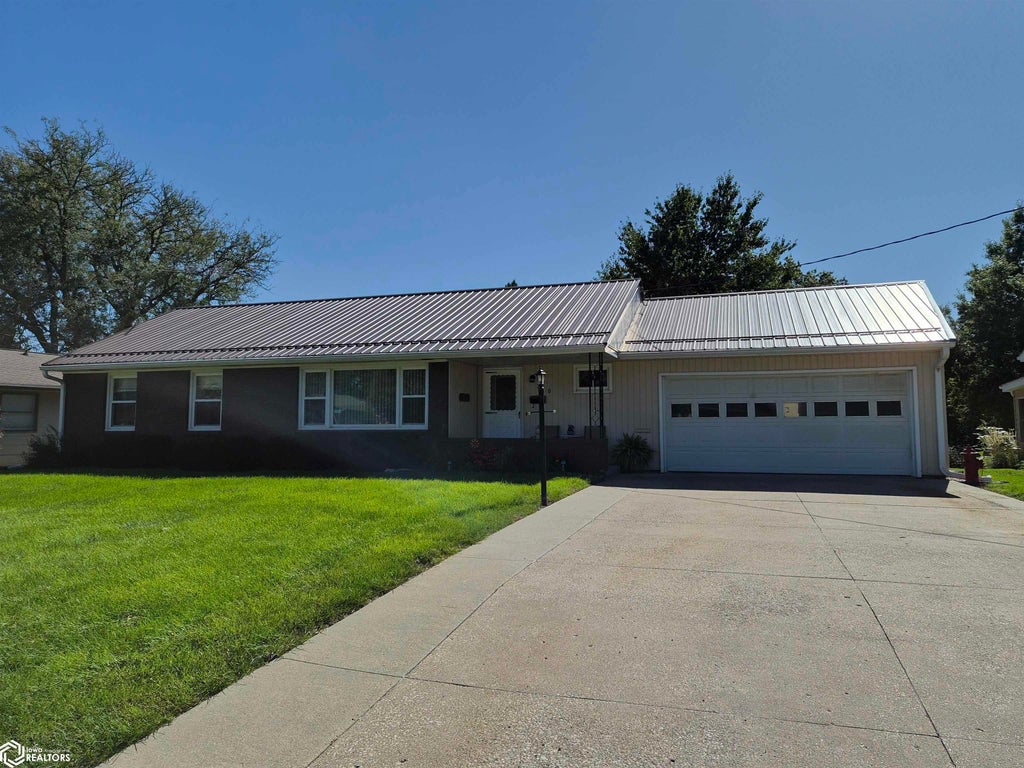 Photo of 210 Peasley Avenue, Oskaloosa, IA 52577 (MLS # 6343471)