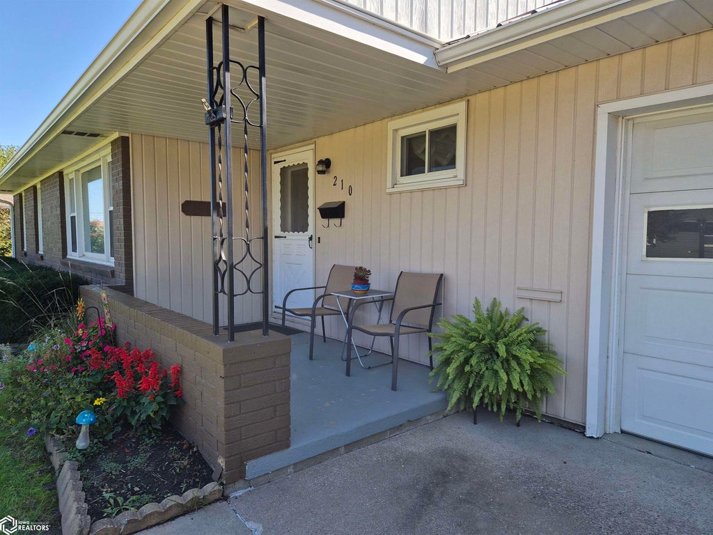 Photo of 210 Peasley Avenue, Oskaloosa, IA 52577 (MLS # 6343471)