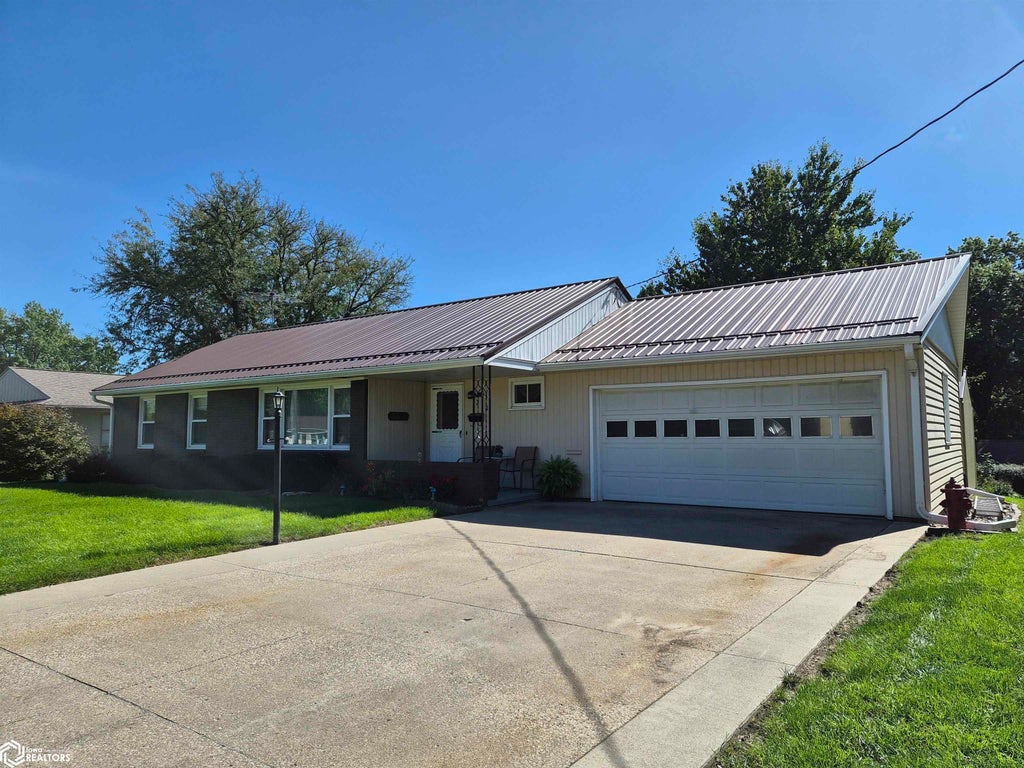 Photo of 210 Peasley Avenue, Oskaloosa, IA 52577 (MLS # 6343471)