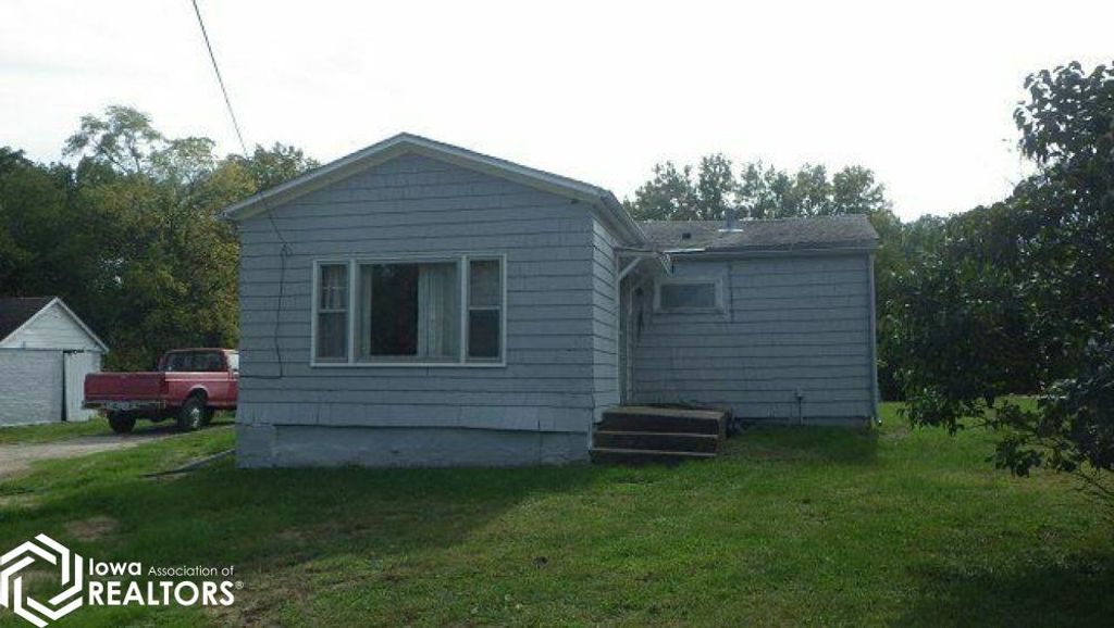 Photo of 501 SHOQUOQUON Drive, Burlington, IA 52601 (MLS # 6335021)