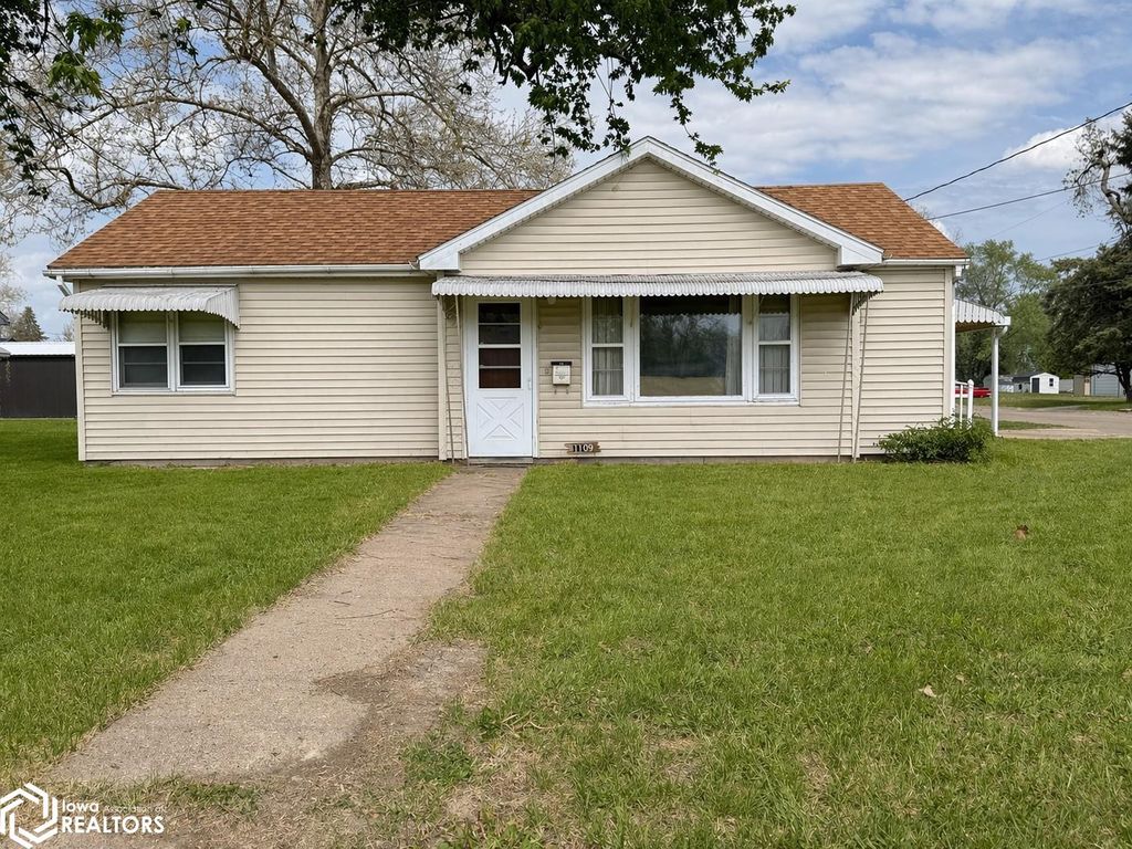 Photo of 1109 E Monroe Street, Mount Pleasant, IA 52641 (MLS # 6337709)