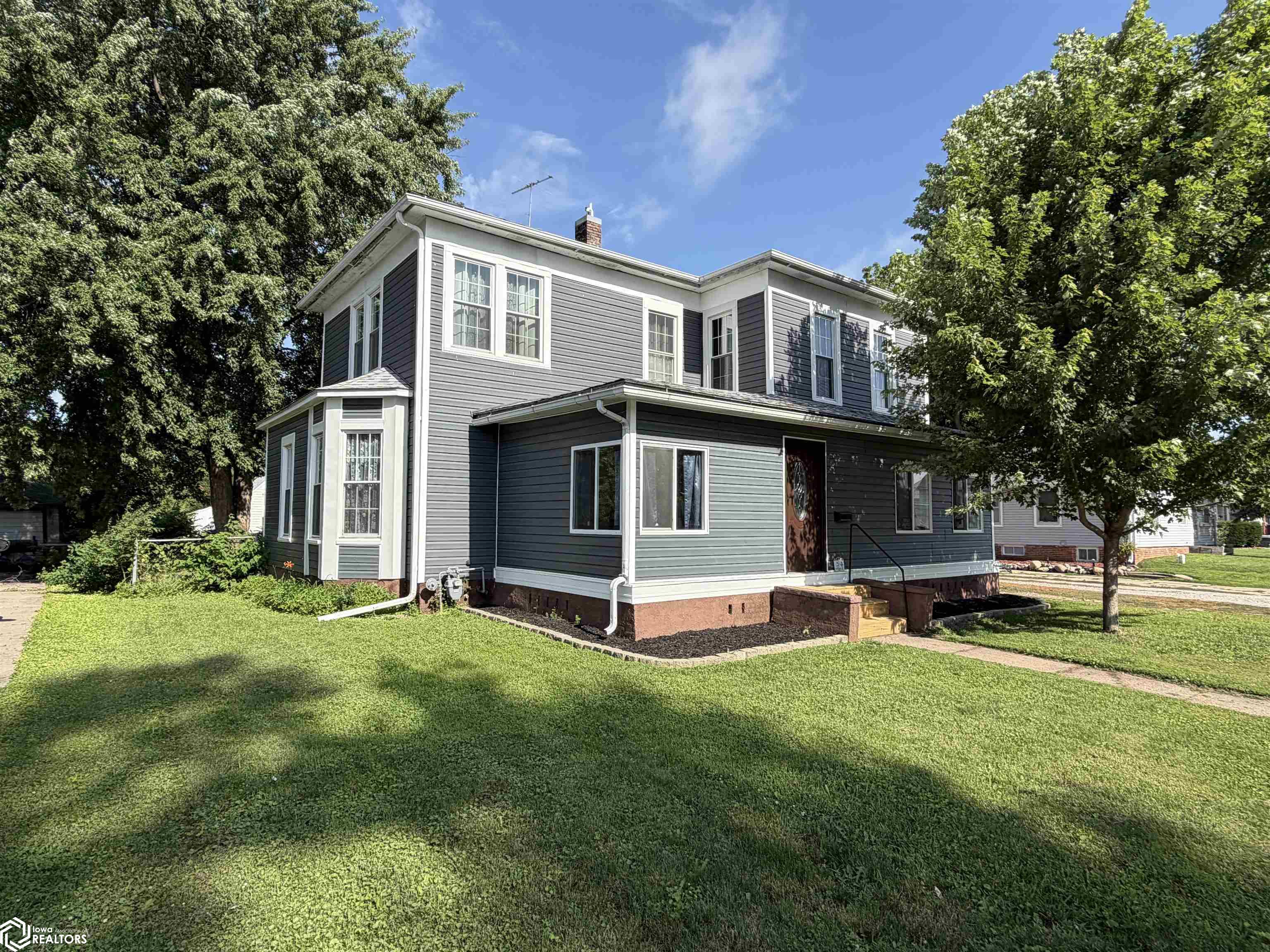 Photo 1 of 36 — 415 W 4th Street S, Newton, IA 50208