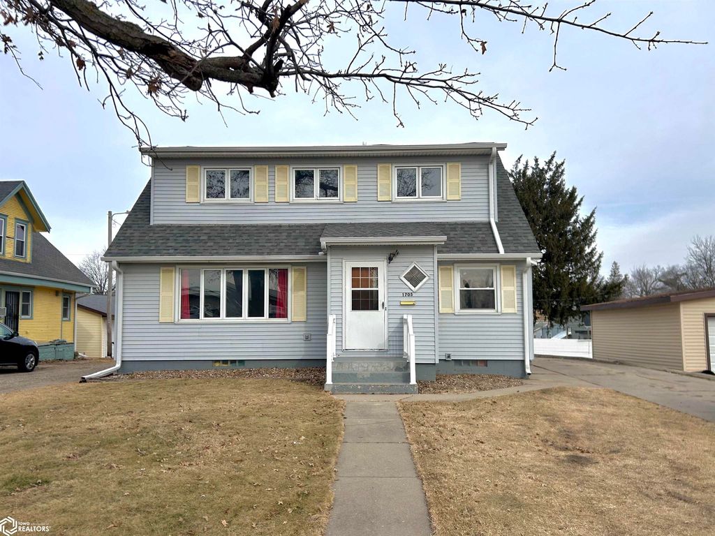 Photo of 1705 Summit Street, Marshalltown, IA 50158 (MLS # 6335475)