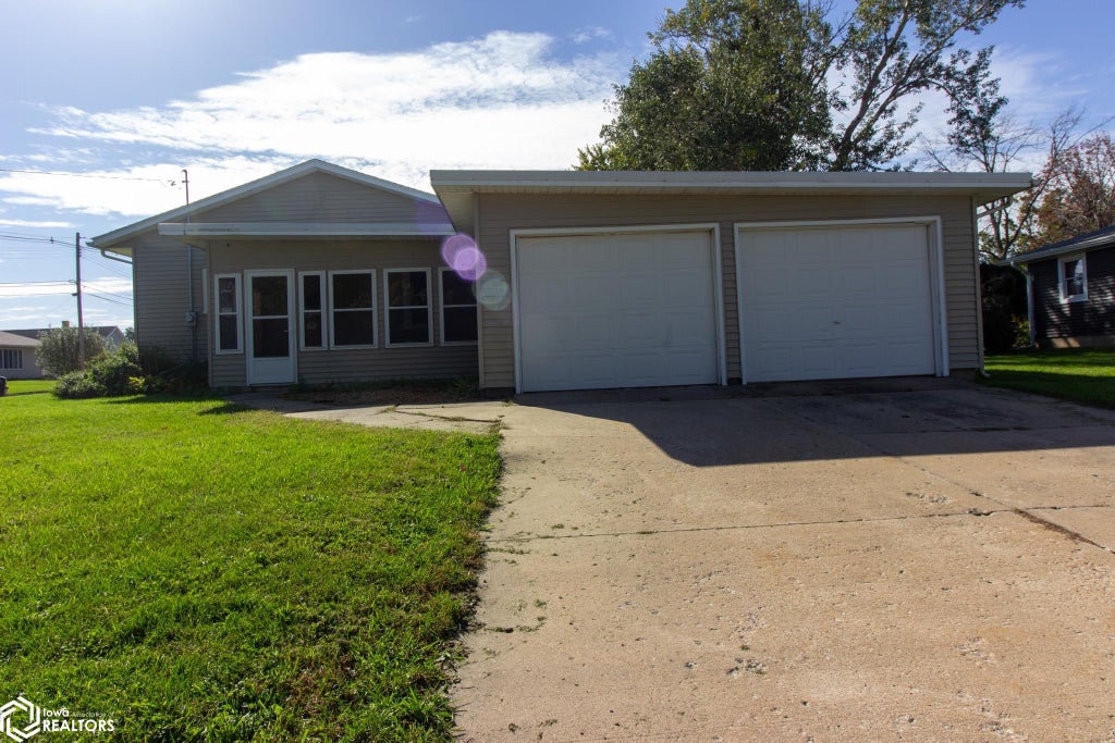 Photo of 1401 F Avenue, Vinton, IA 52349 (MLS # 6343443)