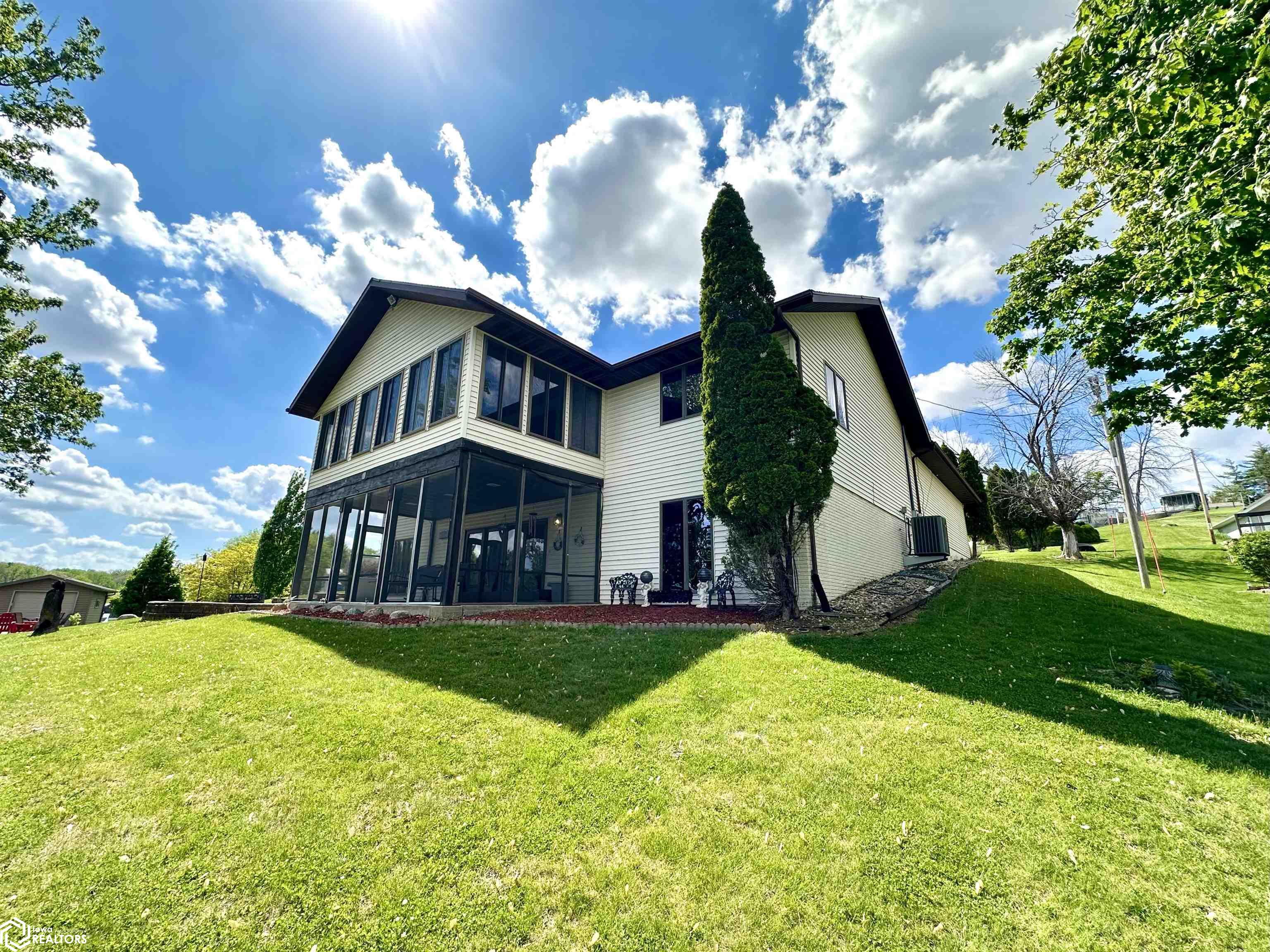 5030 N Lakeshore Drive