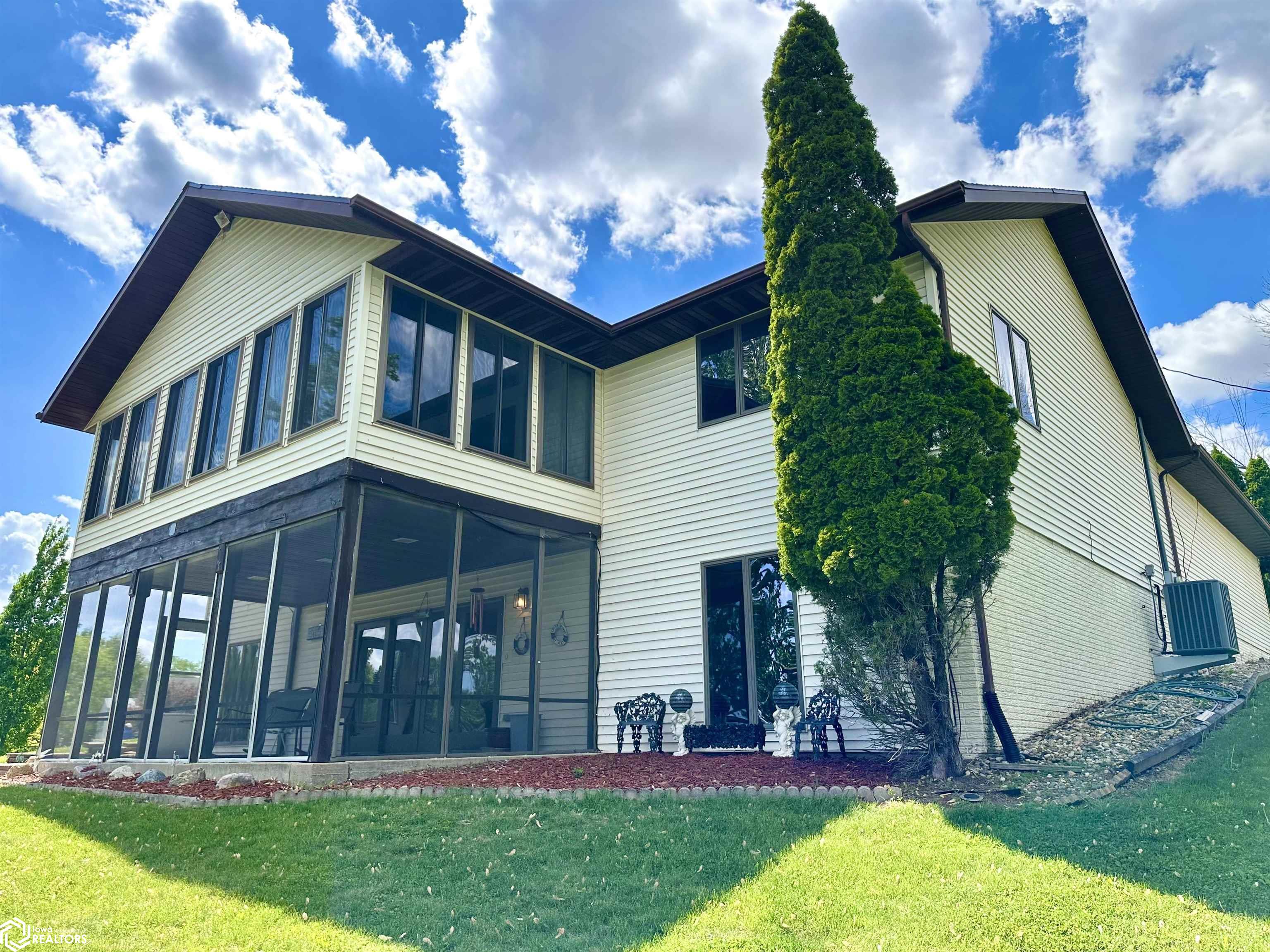 5030 N Lakeshore Drive