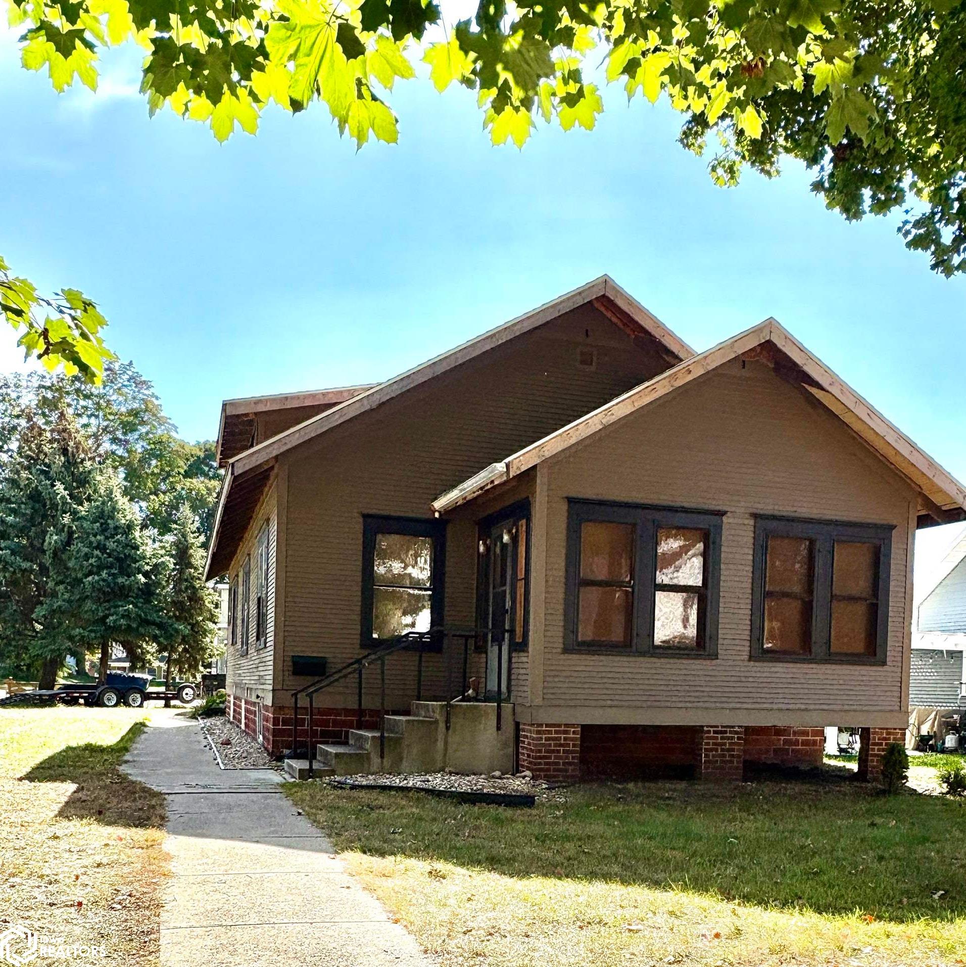 Photo 1 of 32 — 608 E North Street, Algona, IA 50511