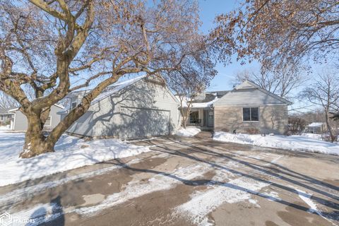 11 Knollwood Court Mason City IA 50401