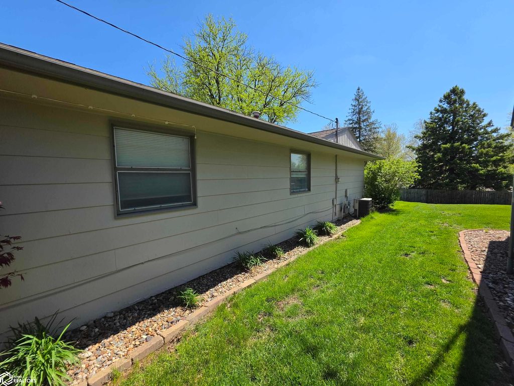 Photo of 302 Peasley Avenue, Oskaloosa, IA 52577 (MLS # 6337686)