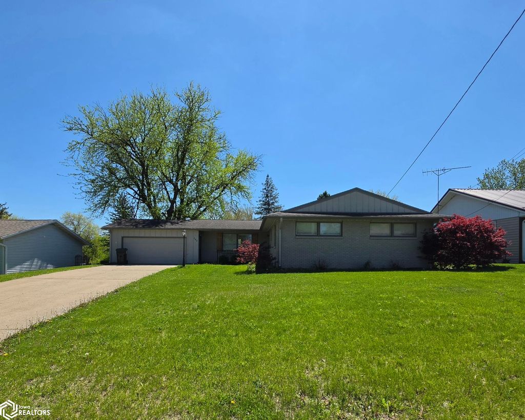 Photo of 302 Peasley Avenue, Oskaloosa, IA 52577 (MLS # 6337686)