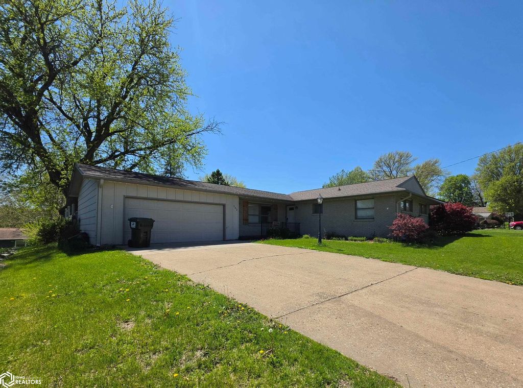 Photo of 302 Peasley Avenue, Oskaloosa, IA 52577 (MLS # 6337686)