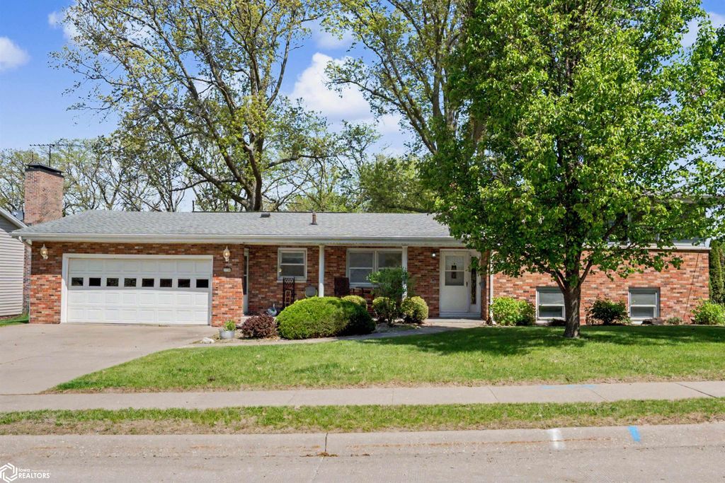Photo of 2710 Clearview Drive, Burlington, IA 52601 (MLS # 6337726)