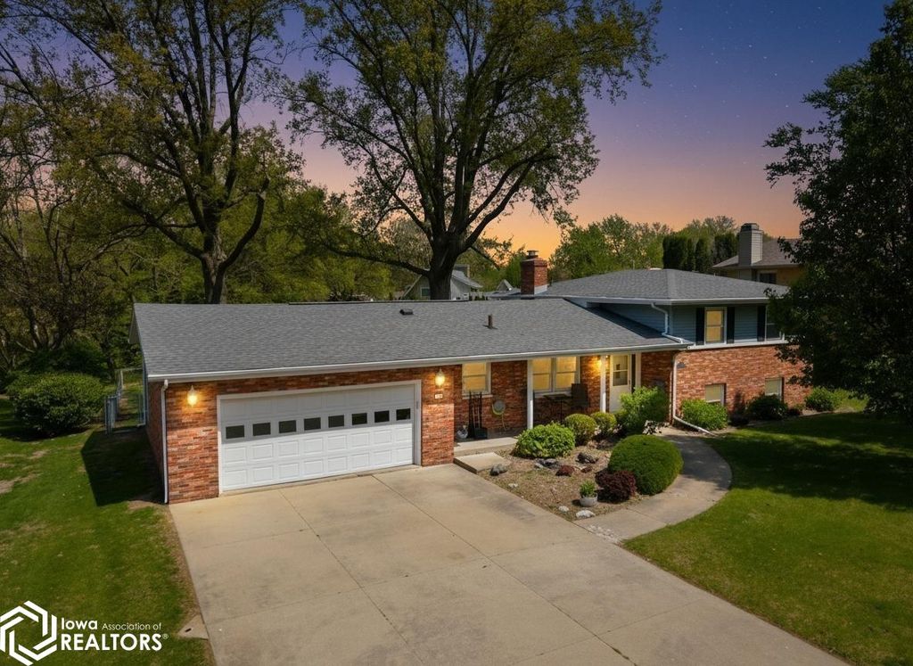 Photo of 2710 Clearview Drive, Burlington, IA 52601 (MLS # 6337726)