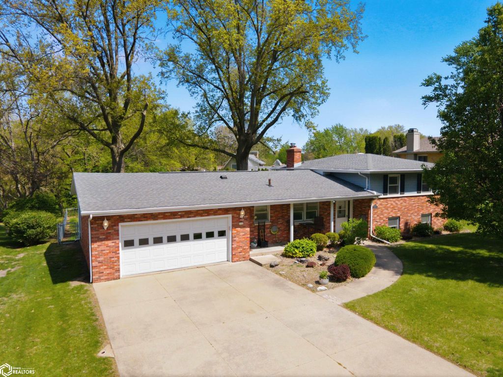 Photo of 2710 Clearview Drive, Burlington, IA 52601 (MLS # 6337726)