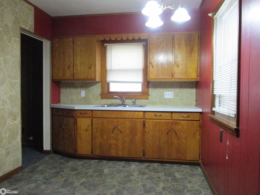 Photo of 604 W Van Buren St, Centerville, IA 52544 (MLS # 6333395)