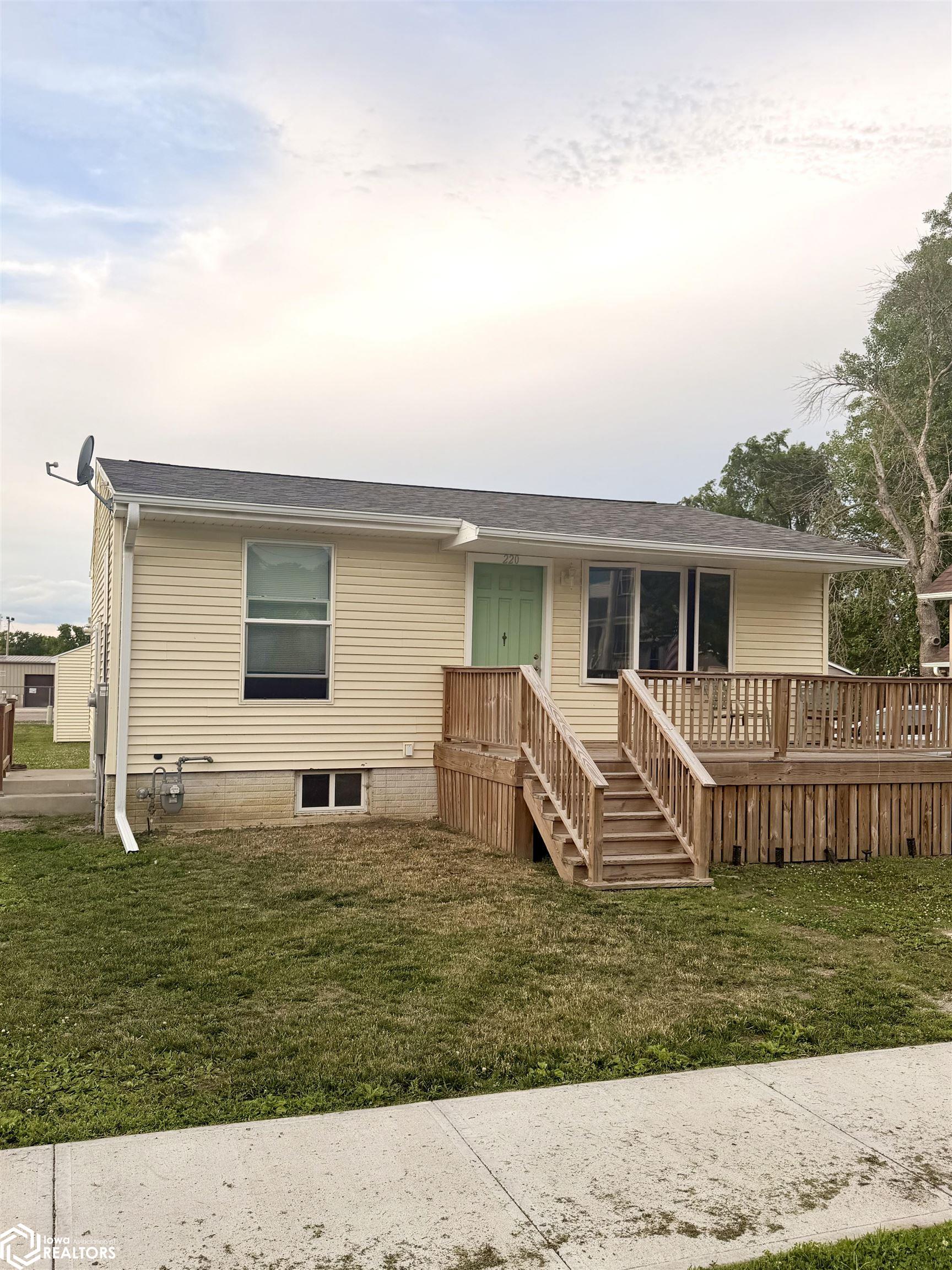 Photo 1 of 18 — 220 12th Street SE, Mason City, IA 50401