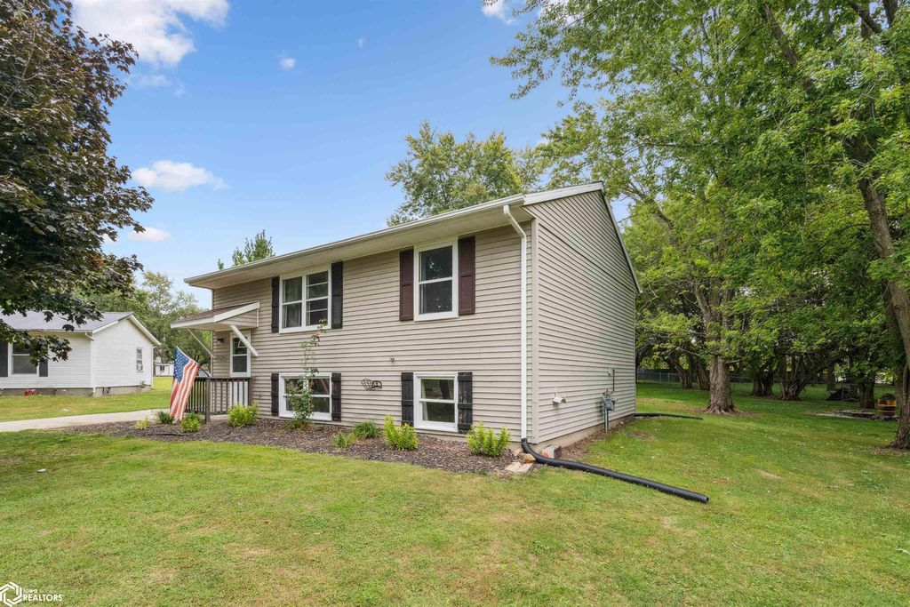 Photo of 802 N Bergdahl Circle, Mount Pleasant, IA 52641 (MLS # 6331684)