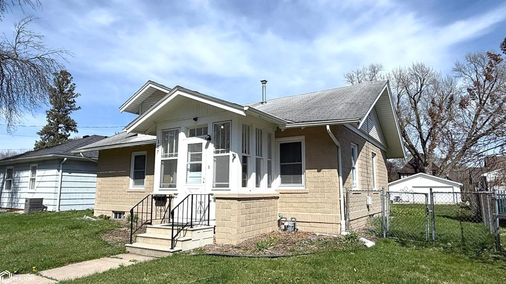 Photo of 107 S Rhode Island Avenue, Mason City, IA 50401 (MLS # 6337449)