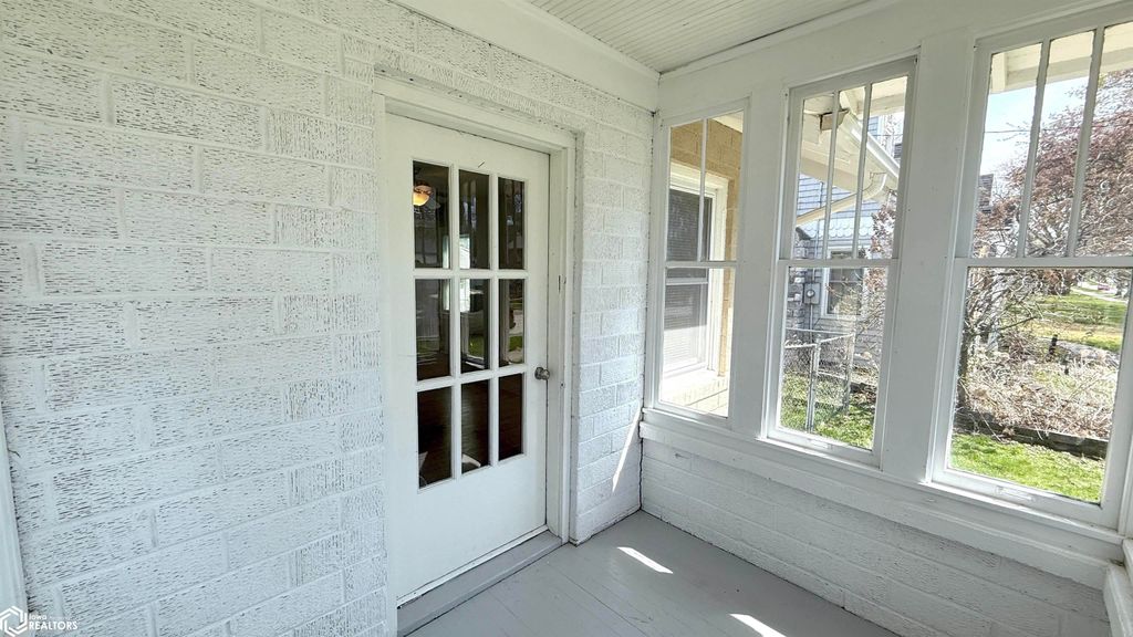 Photo of 107 S Rhode Island Avenue, Mason City, IA 50401 (MLS # 6337449)