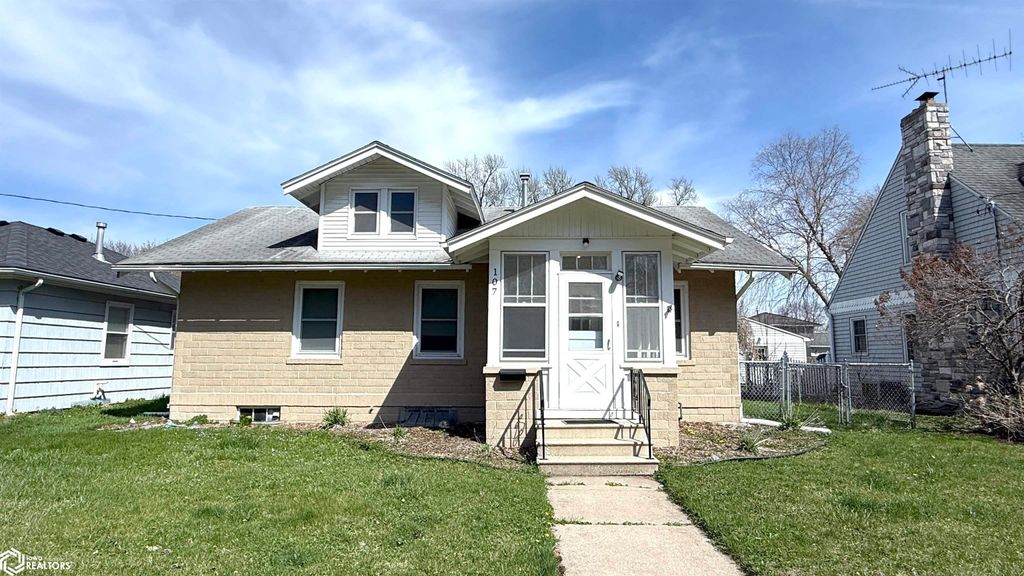 Photo of 107 S Rhode Island Avenue, Mason City, IA 50401 (MLS # 6337449)