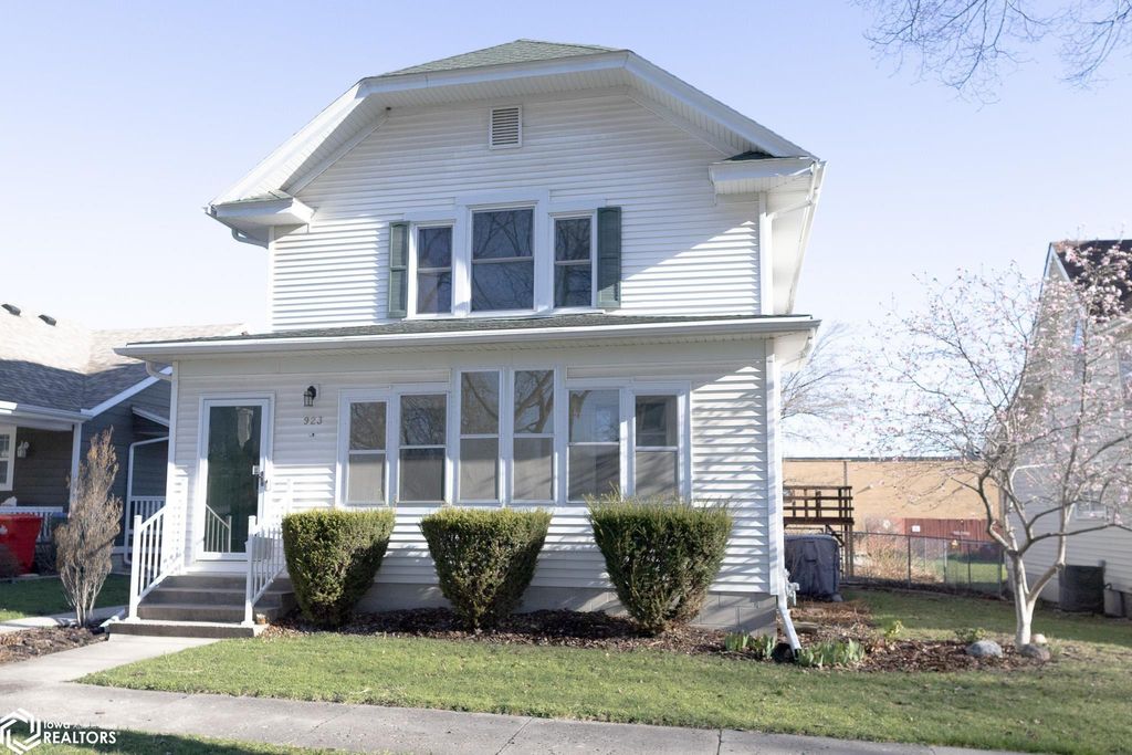 Photo of 923 1St Street, Webster City, IA 50595 (MLS # 6337143)