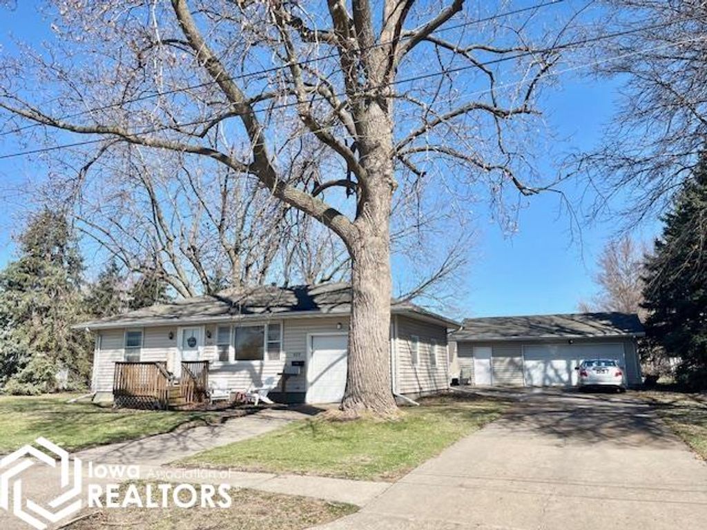 Photo of 909 E Madison Street, Mount Pleasant, IA 52641 (MLS # 6336596)