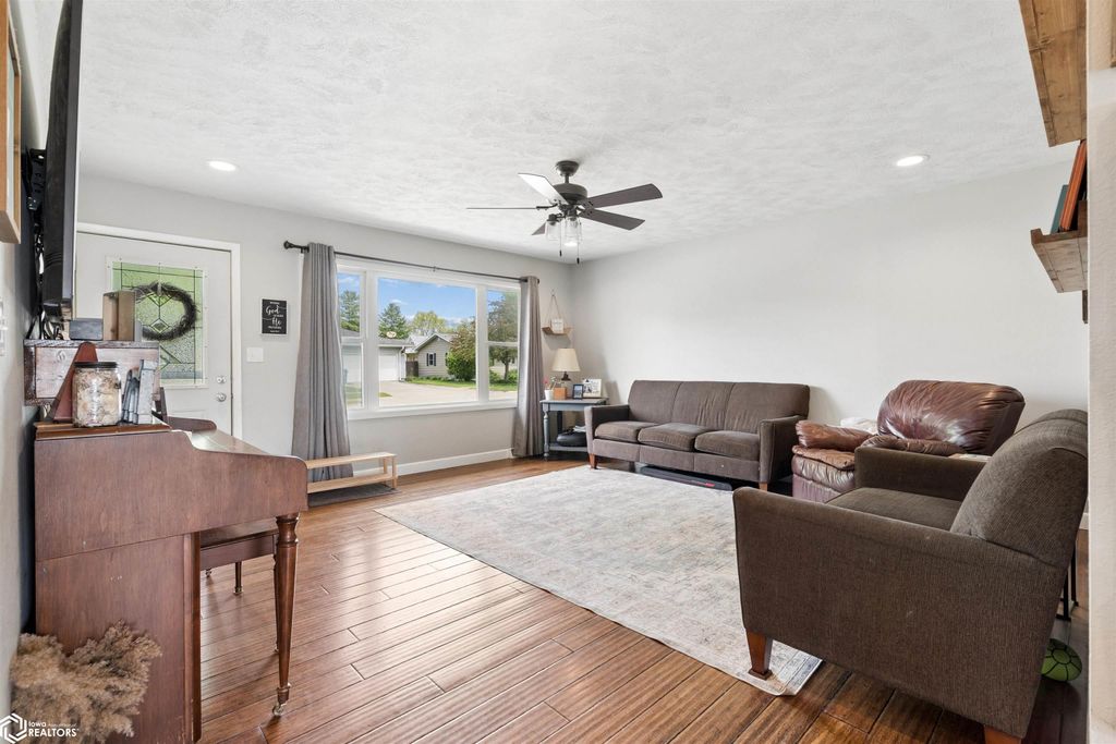 Photo of 137 Greenbrier Drive, Burlington, IA 52601 (MLS # 6337703)