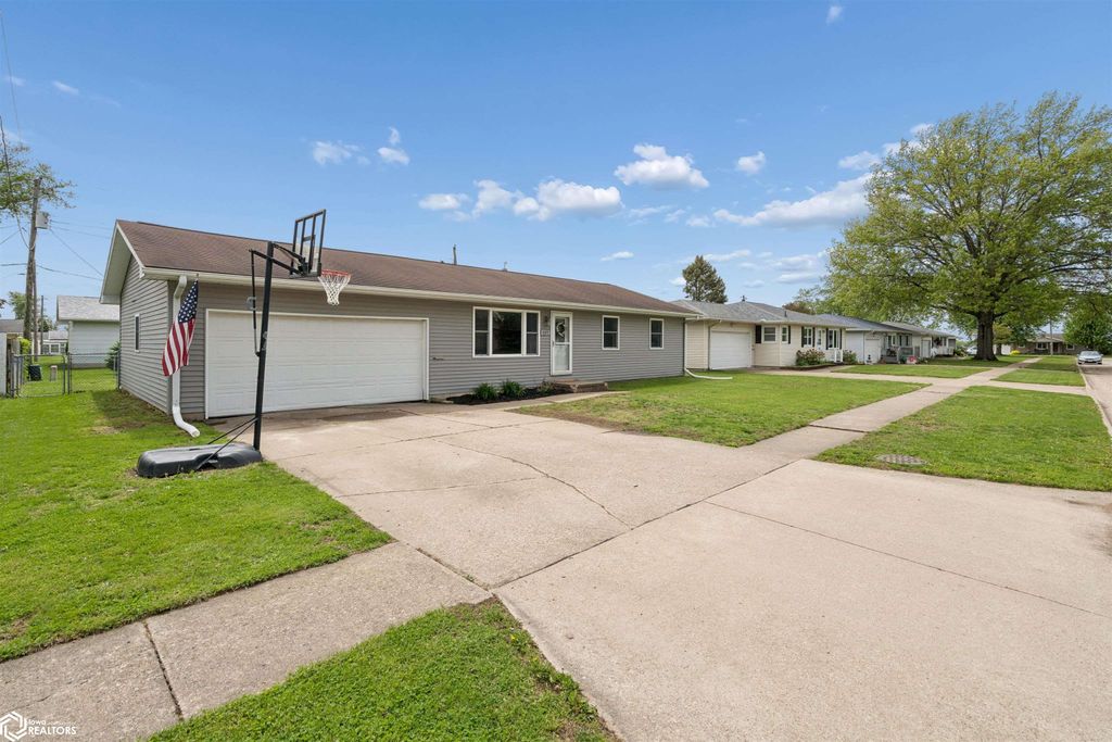 Photo of 137 Greenbrier Drive, Burlington, IA 52601 (MLS # 6337703)