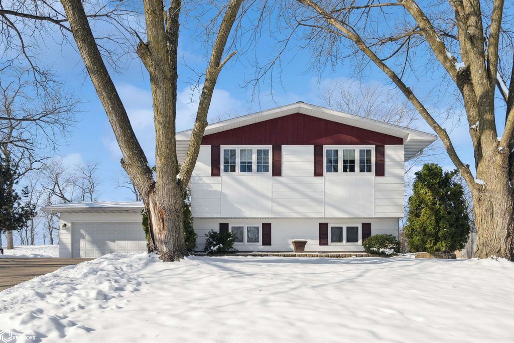 Photo of 901 S Oakbrook Drive, Mount Pleasant, IA 52641 (MLS # 6334236)