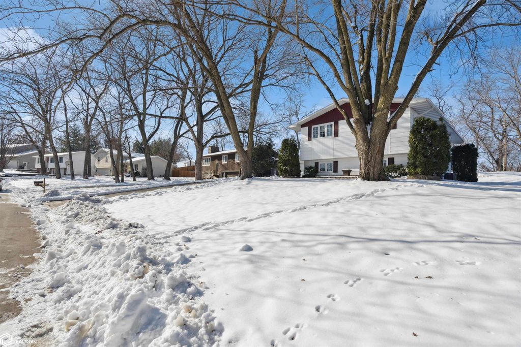 Photo of 901 S Oakbrook Drive, Mount Pleasant, IA 52641 (MLS # 6334236)