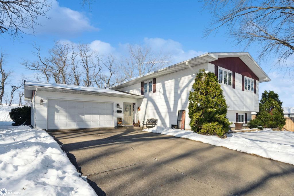 Photo of 901 S Oakbrook Drive, Mount Pleasant, IA 52641 (MLS # 6334236)