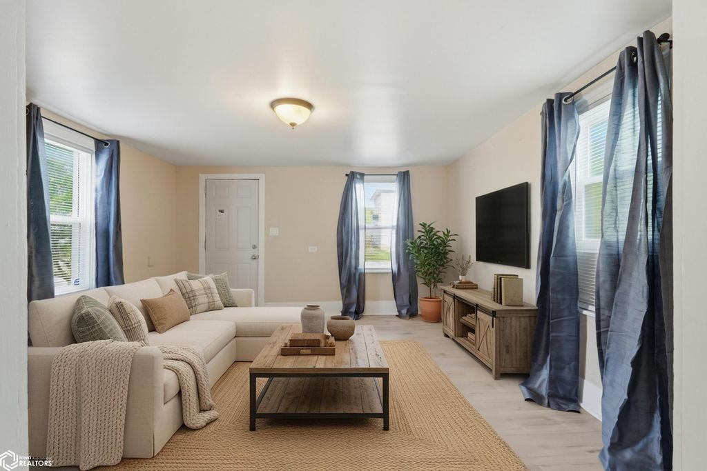 Photo of 1303 S Central Avenue, Burlington, IA 52601 (MLS # 6337721)