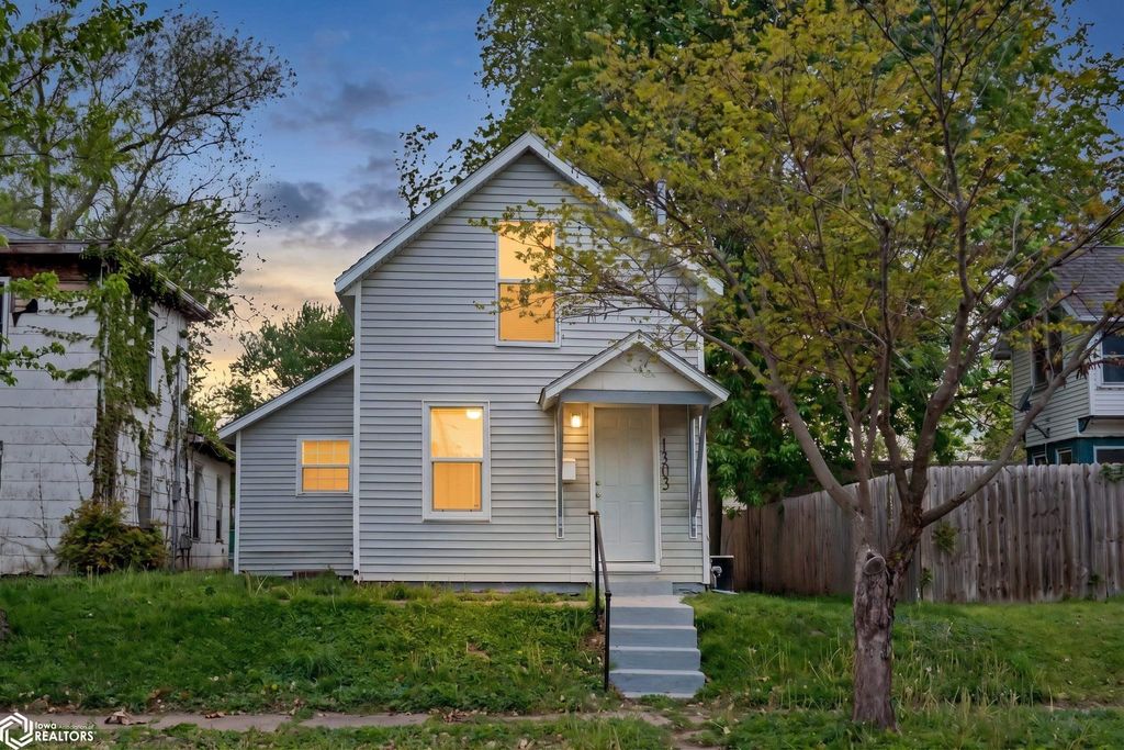 Photo of 1303 S Central Avenue, Burlington, IA 52601 (MLS # 6337721)