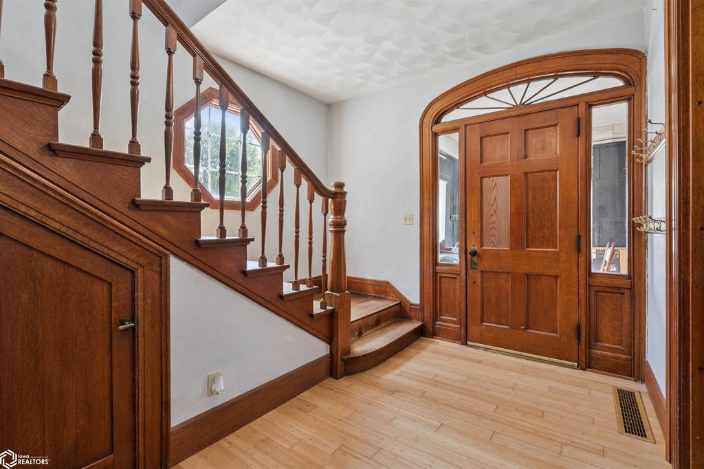 Photo of 103 E Henry Street, Mount Pleasant, IA 52641 (MLS # 6332021)