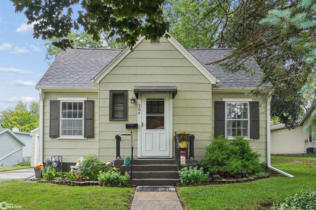 Photo of 306 N Jackson ST, Mount Pleasant, IA 52641 (MLS # 6341170)