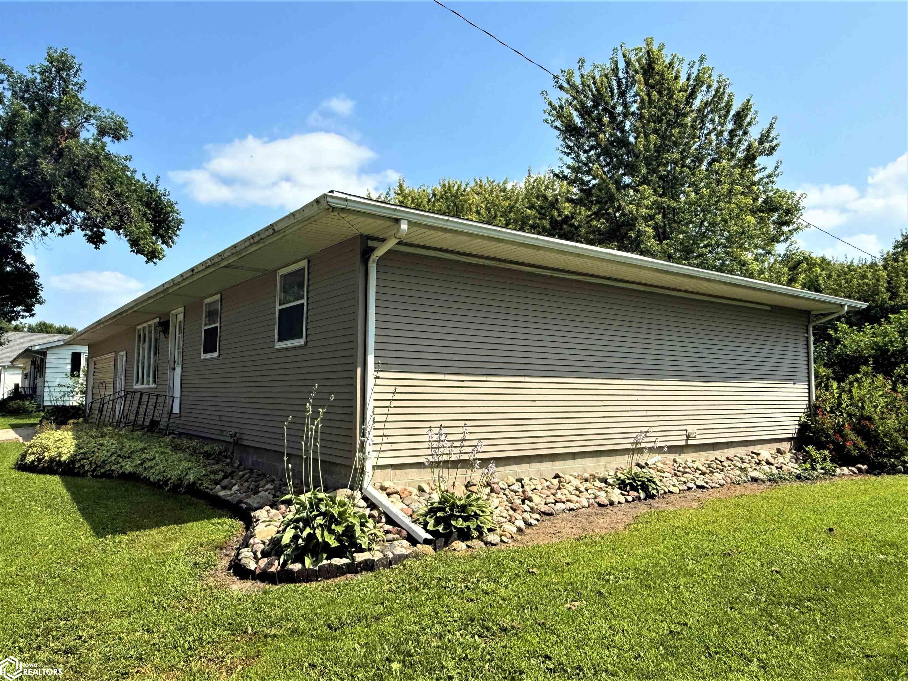 312 6Th Avenue W - Photo 2