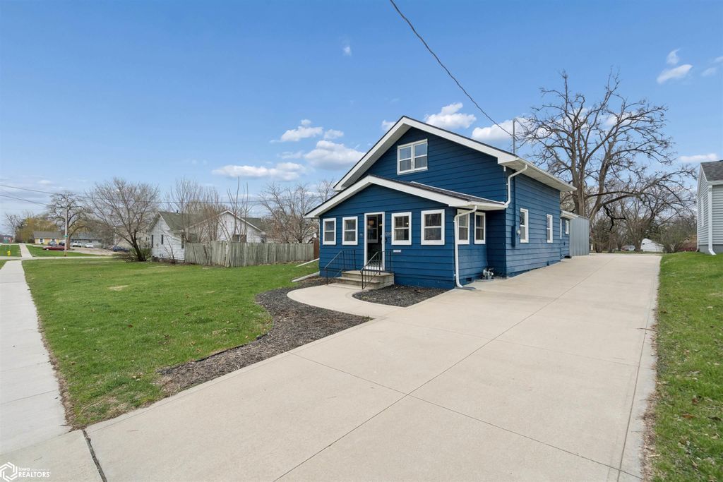 Photo of 1210 Vine Street, West Des Moines, IA 50265 (MLS # 6337202)