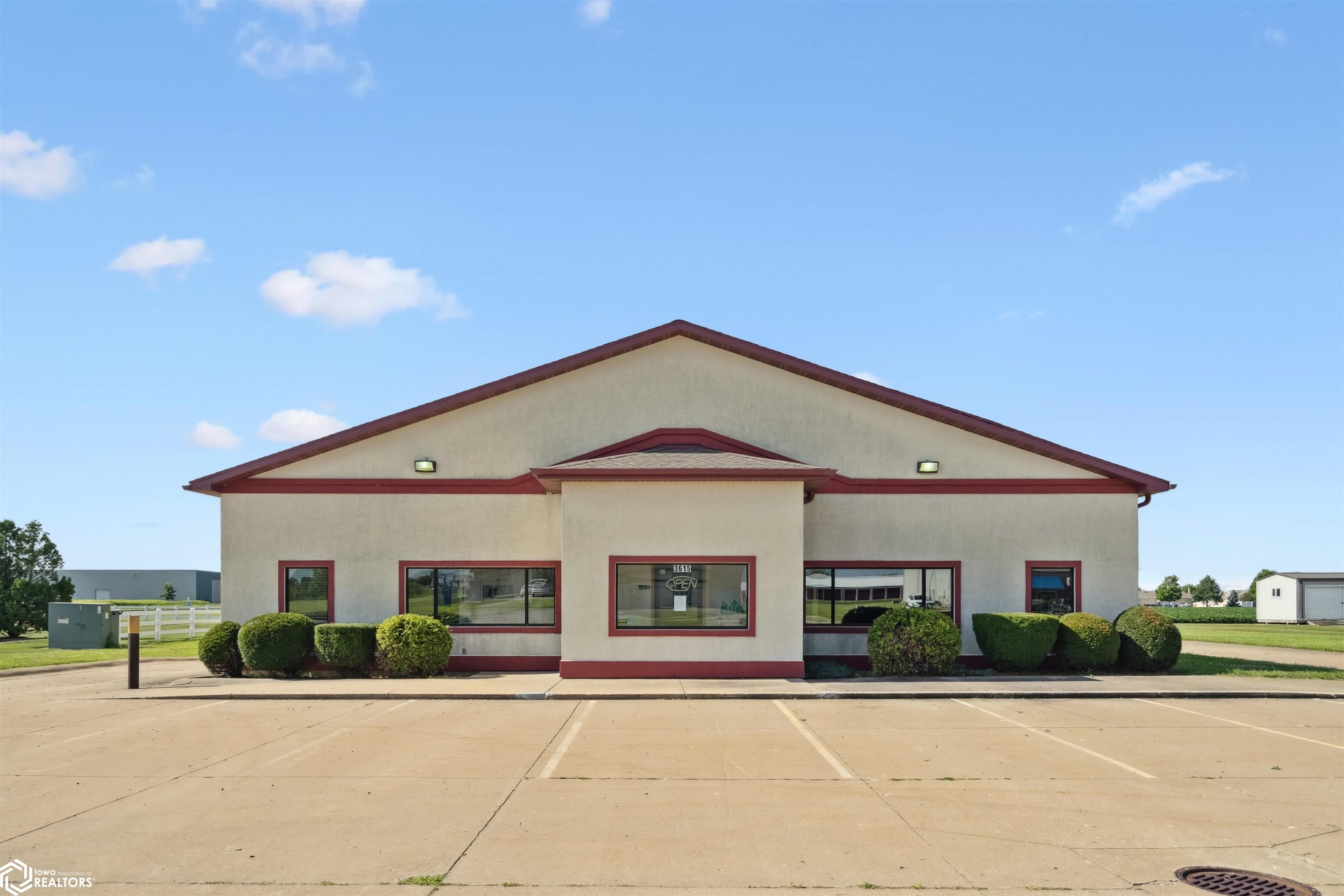 Photo 1 of 17 — 3615 Flint Ridge Drive, Burlington, IA 52601