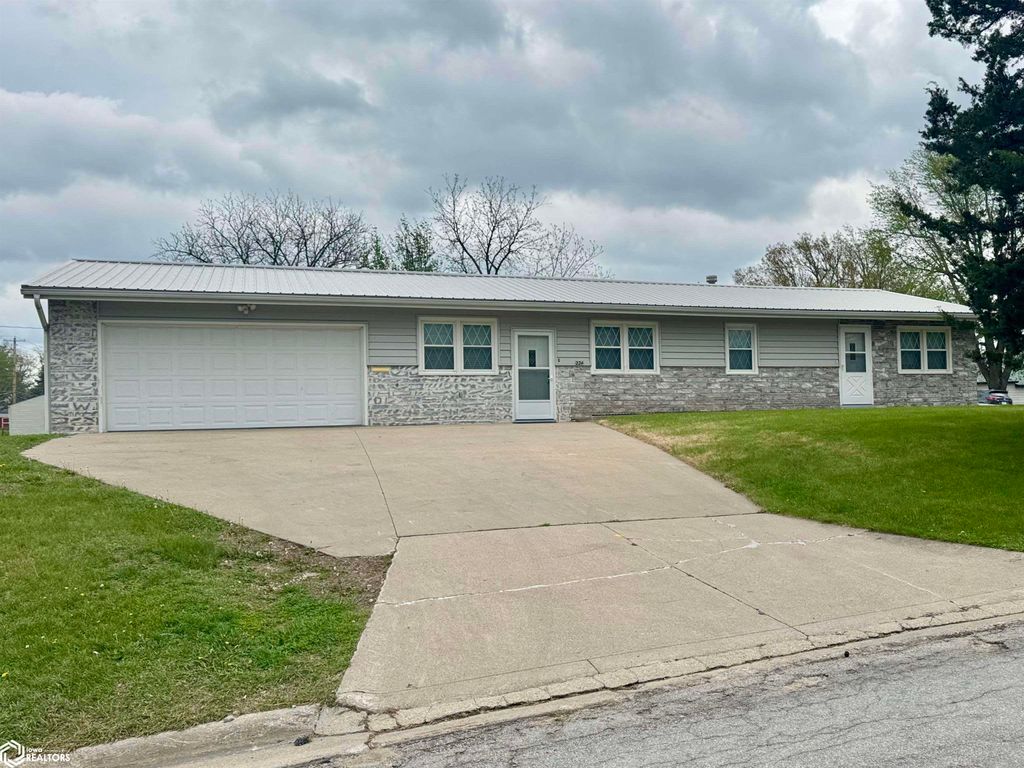 Photo of 224 S 17Th Street, Chariton, IA 50049 (MLS # 6337692)