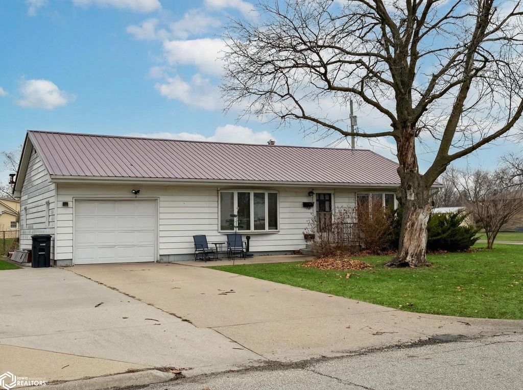 Photo of 1009 E Monroe Street, Mount Pleasant, IA 52641 (MLS # 6334886)