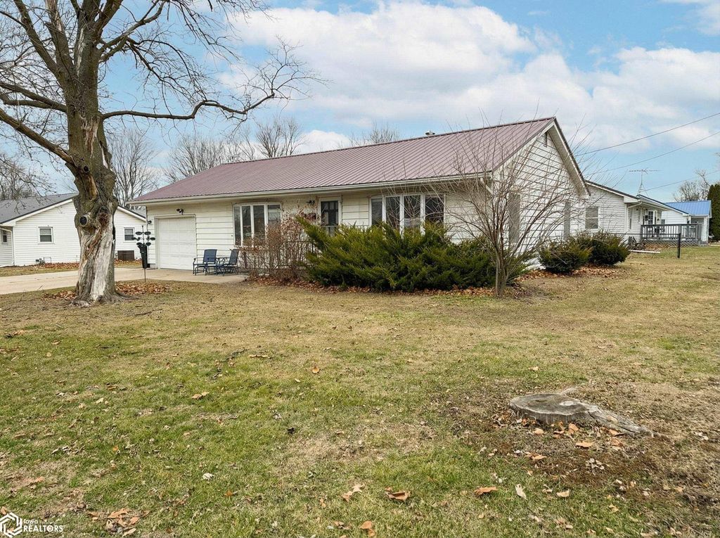 Photo of 1009 E Monroe Street, Mount Pleasant, IA 52641 (MLS # 6334886)