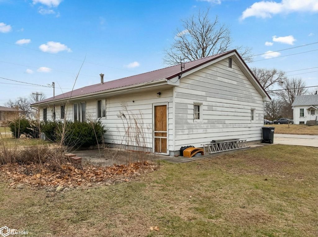 Photo of 1009 E Monroe Street, Mount Pleasant, IA 52641 (MLS # 6334886)