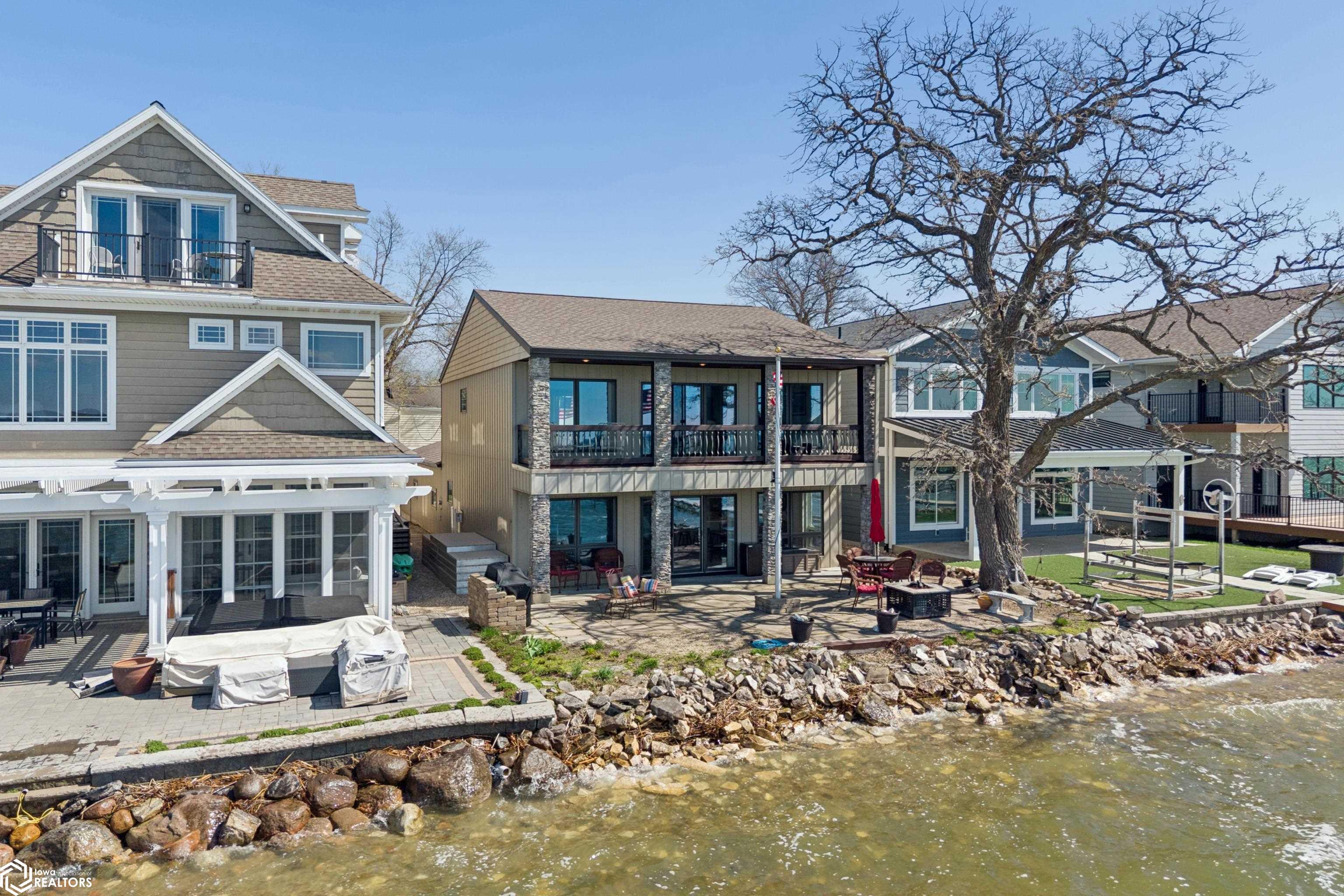 1403 S Lakeview Drive