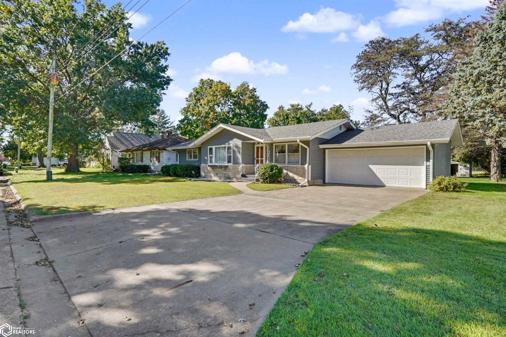 Photo of 2207 S 13th St ST, Burlington, IA 52601 (MLS # 6343427)