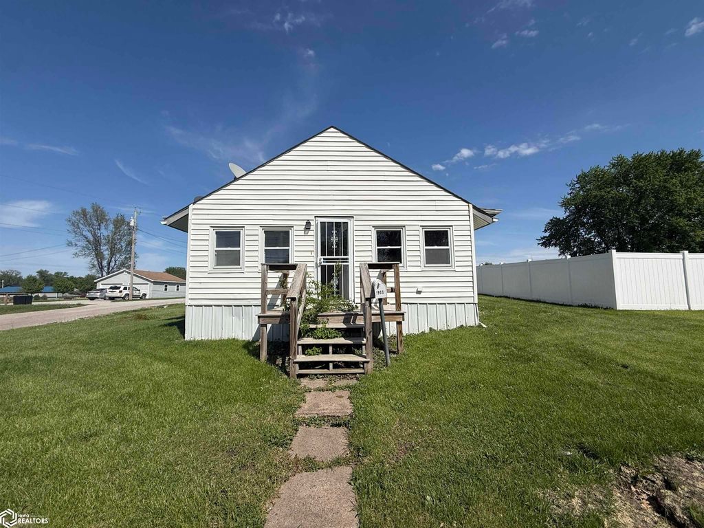 Photo of 1903 S 16th St, Centerville, IA 52544 (MLS # 6337723)
