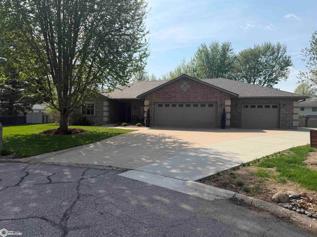 Photo of 502 Kingman Circle, Fairfield, IA 52556 (MLS # 6337514)