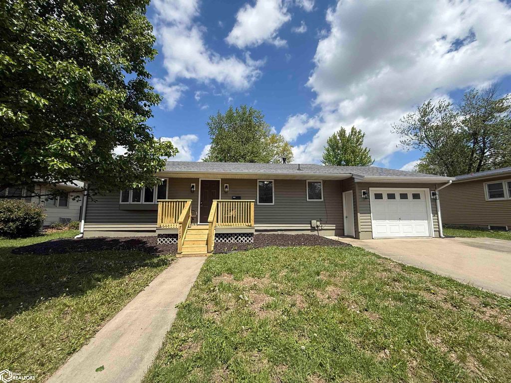 Photo of 713 W Taylor Avenue, Fairfield, IA 52556 (MLS # 6337722)