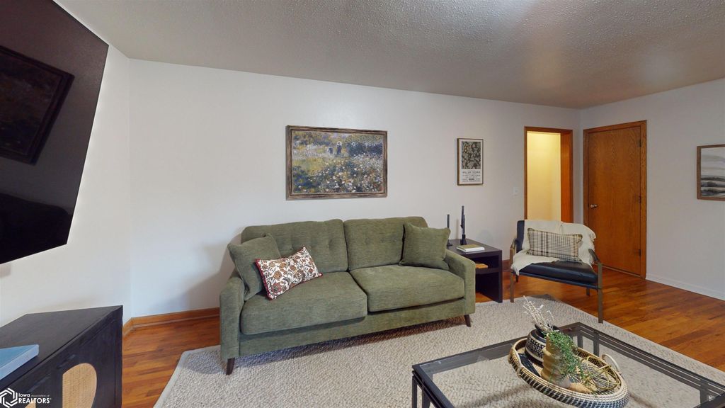 Photo of 713 W Taylor Avenue, Fairfield, IA 52556 (MLS # 6337722)