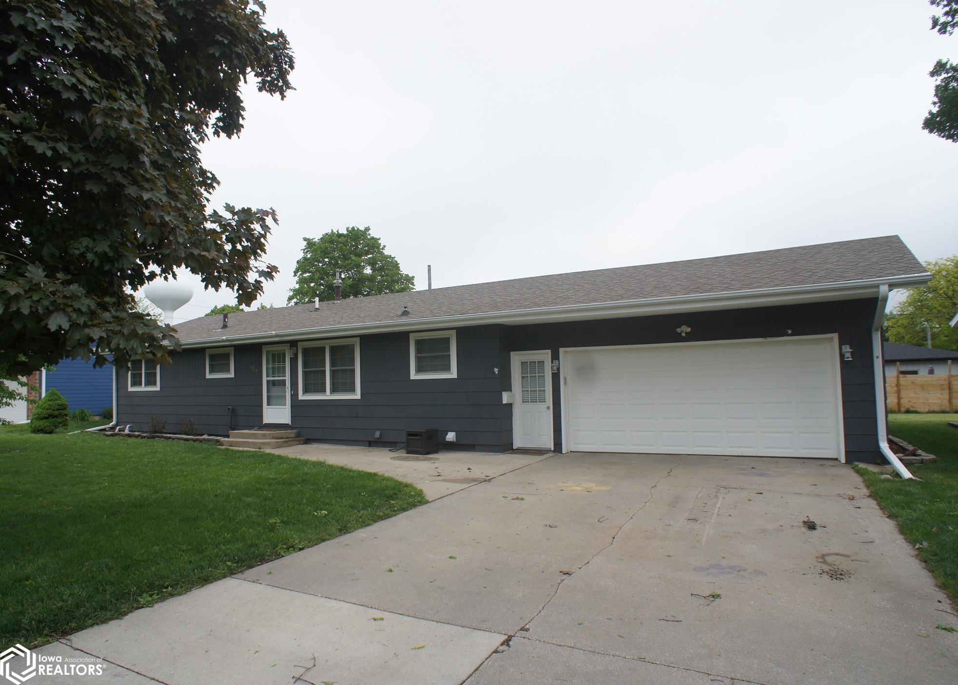 Photo 1 of 34 — 1217 Nancy Lane, Webster City, IA 50595